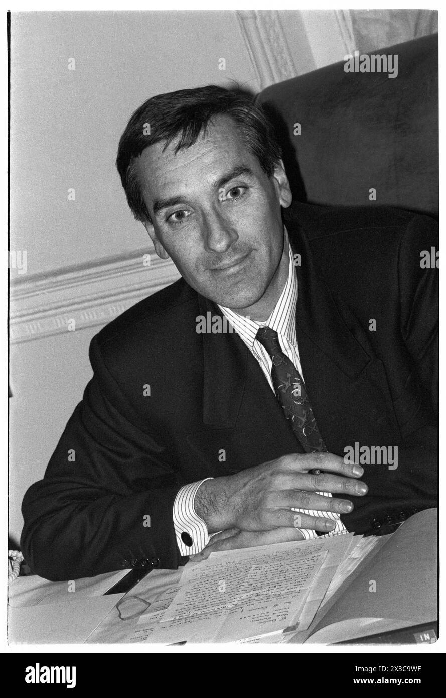 JOHN REDWOOD, PORTRÄT, 1993: Secretary of State for Wales John Redwood fotografierte am 16. November 1993 an seinem Schreibtisch im Welsh Office in Whitehall, London. Foto: Rob Watkins. INFO: John Redwood, ein britischer konservativer Politiker, geboren am 15. Juni 1951 in Dover, England, war seit 1987 Parlamentsabgeordneter für Wokingham. Bekannt für seine starke Euroskepsis, bekleidete er verschiedene Ministerposten, unter anderem Minister für Wales, und spielte eine Schlüsselrolle bei der Gestaltung der konservativen Politik. Stockfoto