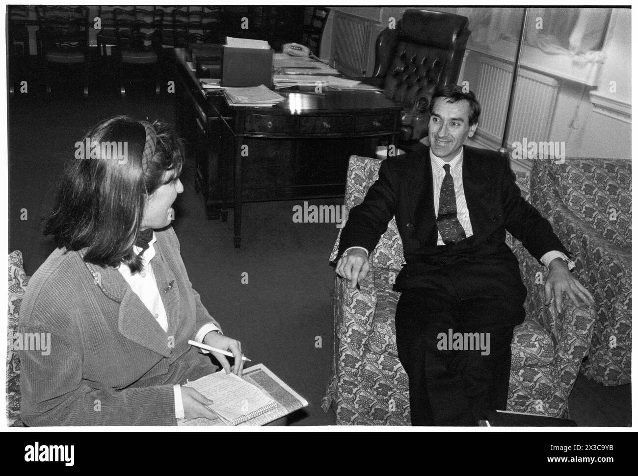 JOHN REDWOOD, INTERVIEW, 1993: John Redwood wurde am 16. November 1993 für einen zeitungsartikel von Colette Hume im Welsh Office in Whitehall, London, interviewt. Foto: Rob Watkins. INFO: John Redwood, ein britischer konservativer Politiker, geboren am 15. Juni 1951 in Dover, England, war seit 1987 Parlamentsabgeordneter für Wokingham. Bekannt für seine starke Euroskepsis, bekleidete er verschiedene Ministerposten, unter anderem Minister für Wales, und spielte eine Schlüsselrolle bei der Gestaltung der konservativen Politik. Stockfoto
