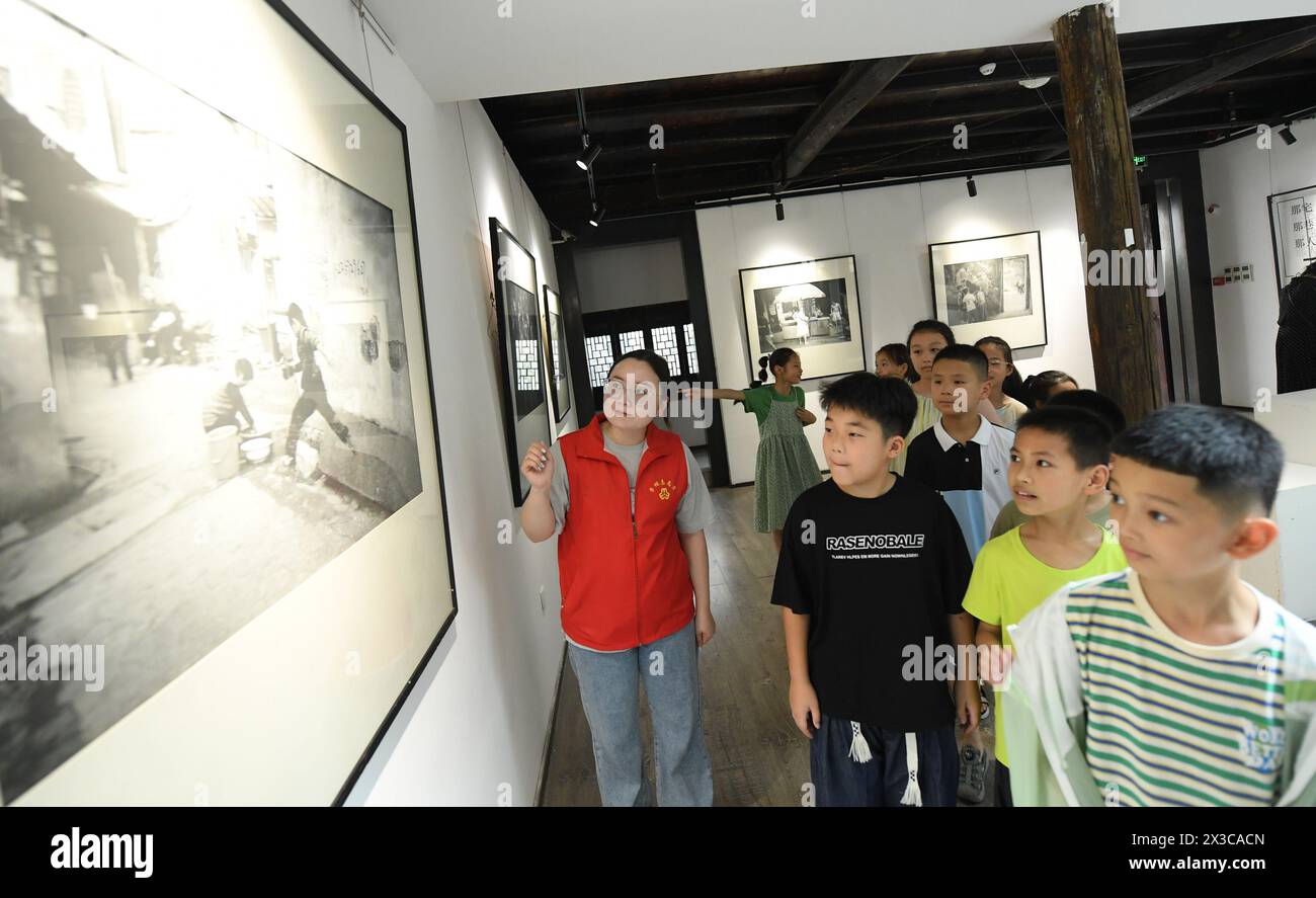 (240426) -- HUZHOU, 26. April 2024 (Xinhua) -- Studenten, die an einer Studienreise teilnehmen, besuchen eine Kunstgalerie im historischen und kulturellen Block Xiaoxijie in Huzhou, ostchinesischer Provinz Zhejiang, 19. Juli 2023. Der historische und kulturelle Block Xiaoxijie im Stadtzentrum von Huzhou bietet eine reiche Geschichte, die sich über ein Jahrtausend erstreckt. Seit 2013 hat die Stadt Huzhou ein Schutz- und Transformationsprojekt des historischen und kulturellen Blocks gestartet, das die Restaurierung der einzigartigen Merkmale von Xiaoxijie betont und moderne Industrien auf dieser Grundlage eingeführt. Heute ist die kulturelle Schlichtheit Stockfoto