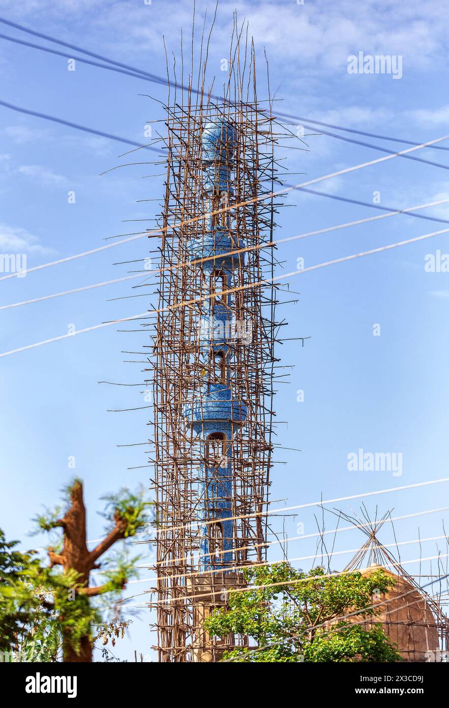 Reparatur einer Moschee mit traditionellen afrikanischen Bambusgerüsten, Dembecha City, Amhara Region Äthiopien Stockfoto