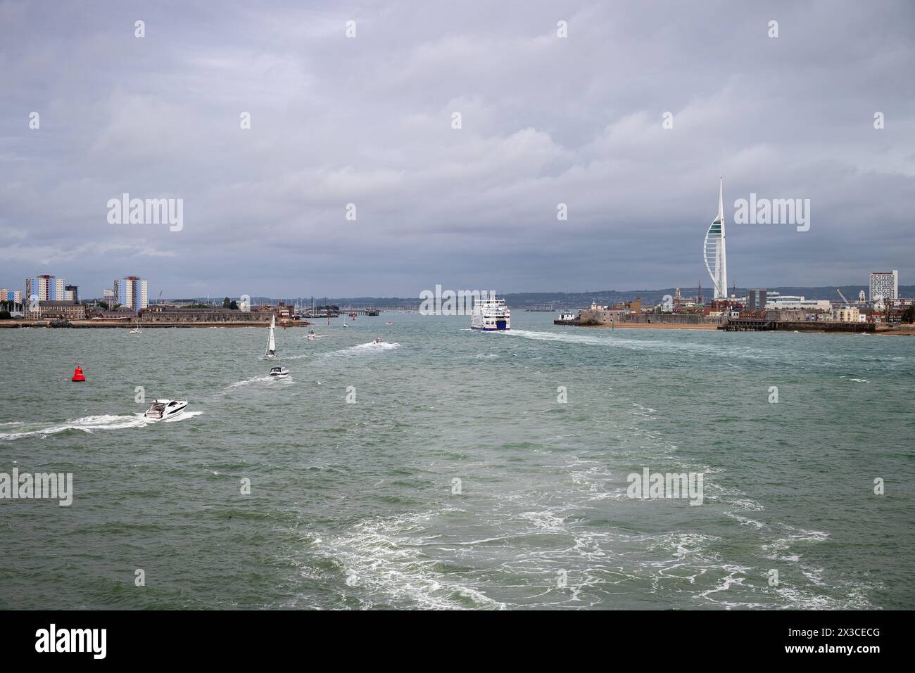 Eine Rückfahrt von einer Fähre auf der Strecke zur Isle of Wight Stockfoto