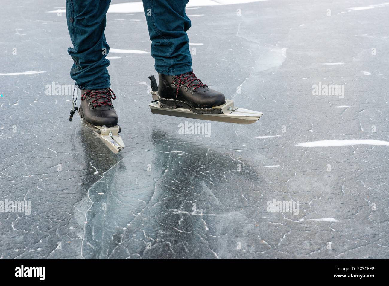Skaten, Nahaufnahme der Füße und Schlittschuhe Stockfoto