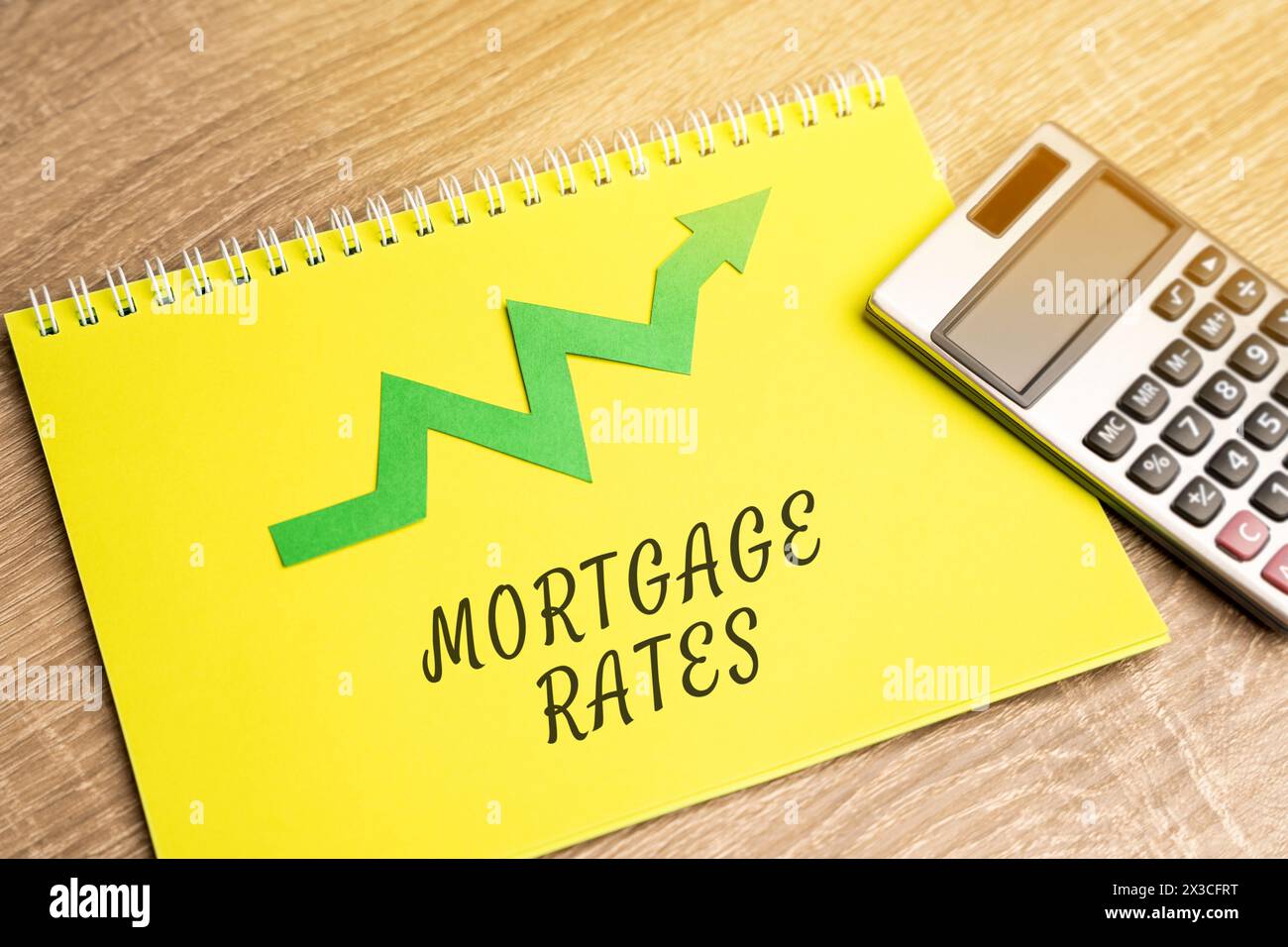 Wachstumskonzept für Hypothekenzinsen. Erhöhung der Hypothekenzinsen und Erhöhung der Zinsaufwendungen. Darlehen für Wohnungen, Immobilien. Beschriftung mit Pfeil Stockfoto