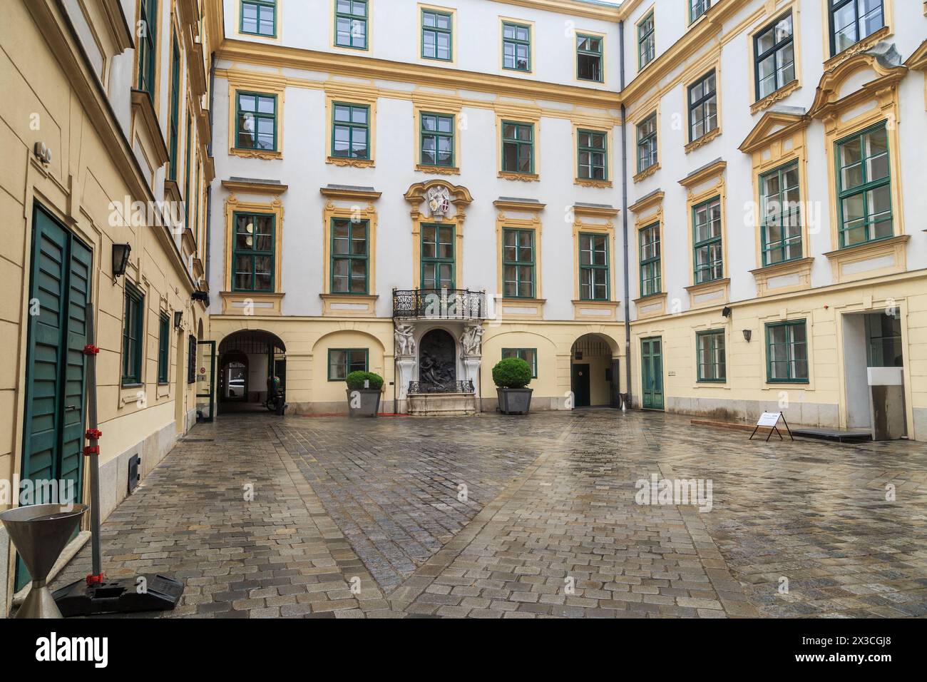 WIEN, ÖSTERREICH - 22. MAI 2019: Dies ist der Innenhof des alten Rathauses an einem regnerischen Frühlingstag. Stockfoto