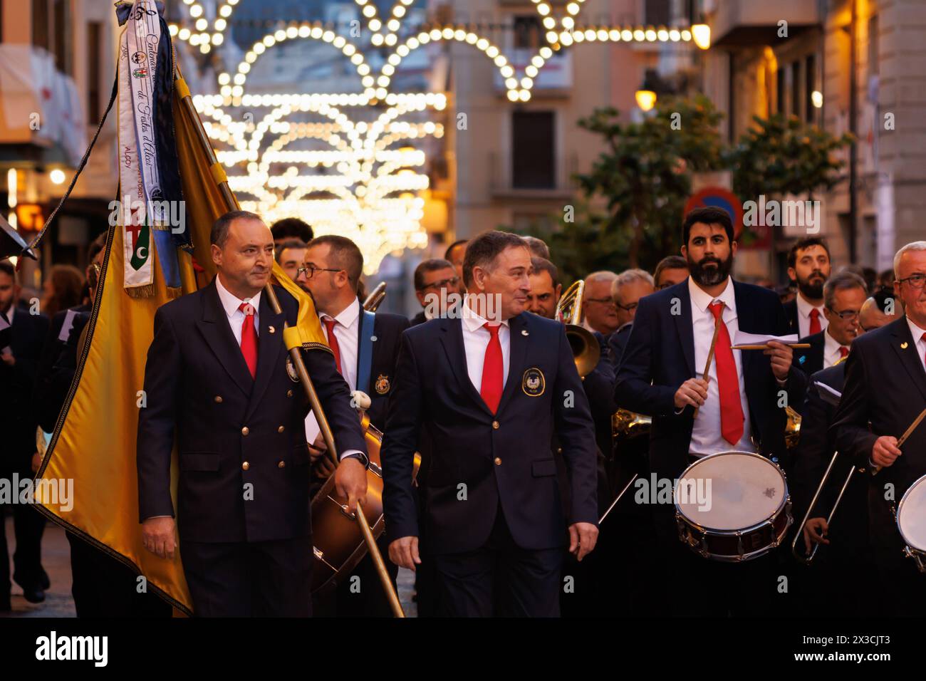 Alcoy, Spanien, 19. April 2024: Serpis of Alcoy Musikgruppe am Eingang zum Rathausplatz während des Pasodoble Festivals Stockfoto