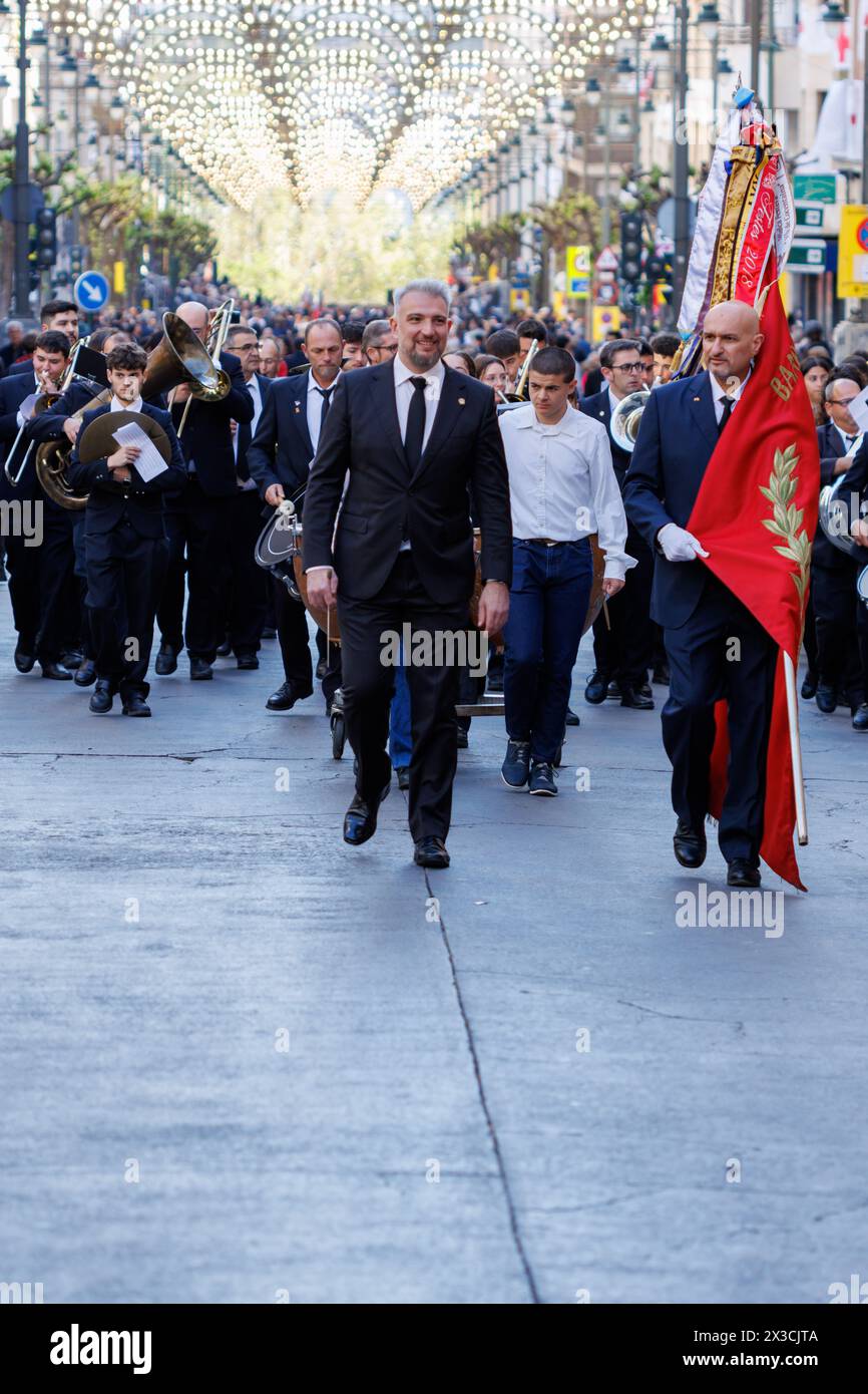 19. April 2024: Eine Musikband, die mit ihrem Direktor vor dem Pasodoble-Festival vormarschiert, bevor sie die Festivalhymne von Alcoy, Spanien, singt Stockfoto