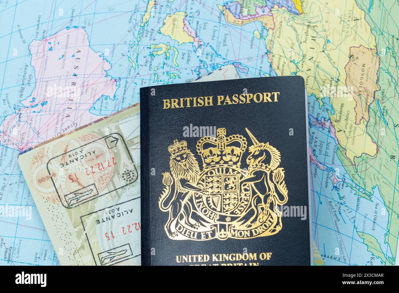 Schließen Sie einen neuen blauen britischen Pass oben auf der Weltkarte Stockfoto