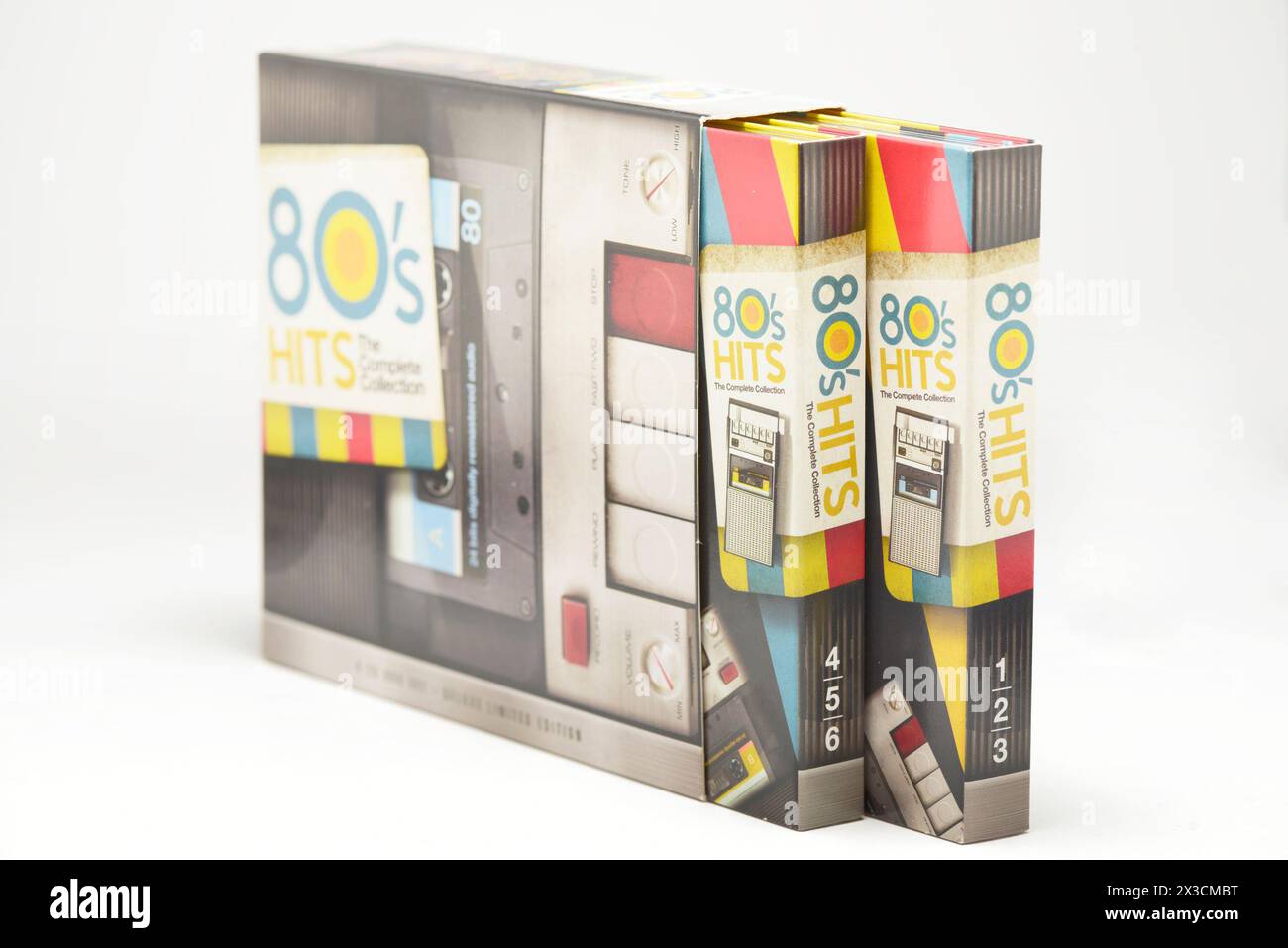 80er Jahre Hits the Complete Collection CDs im Vintage Art Look Papierhüllen auf weiß Stockfoto