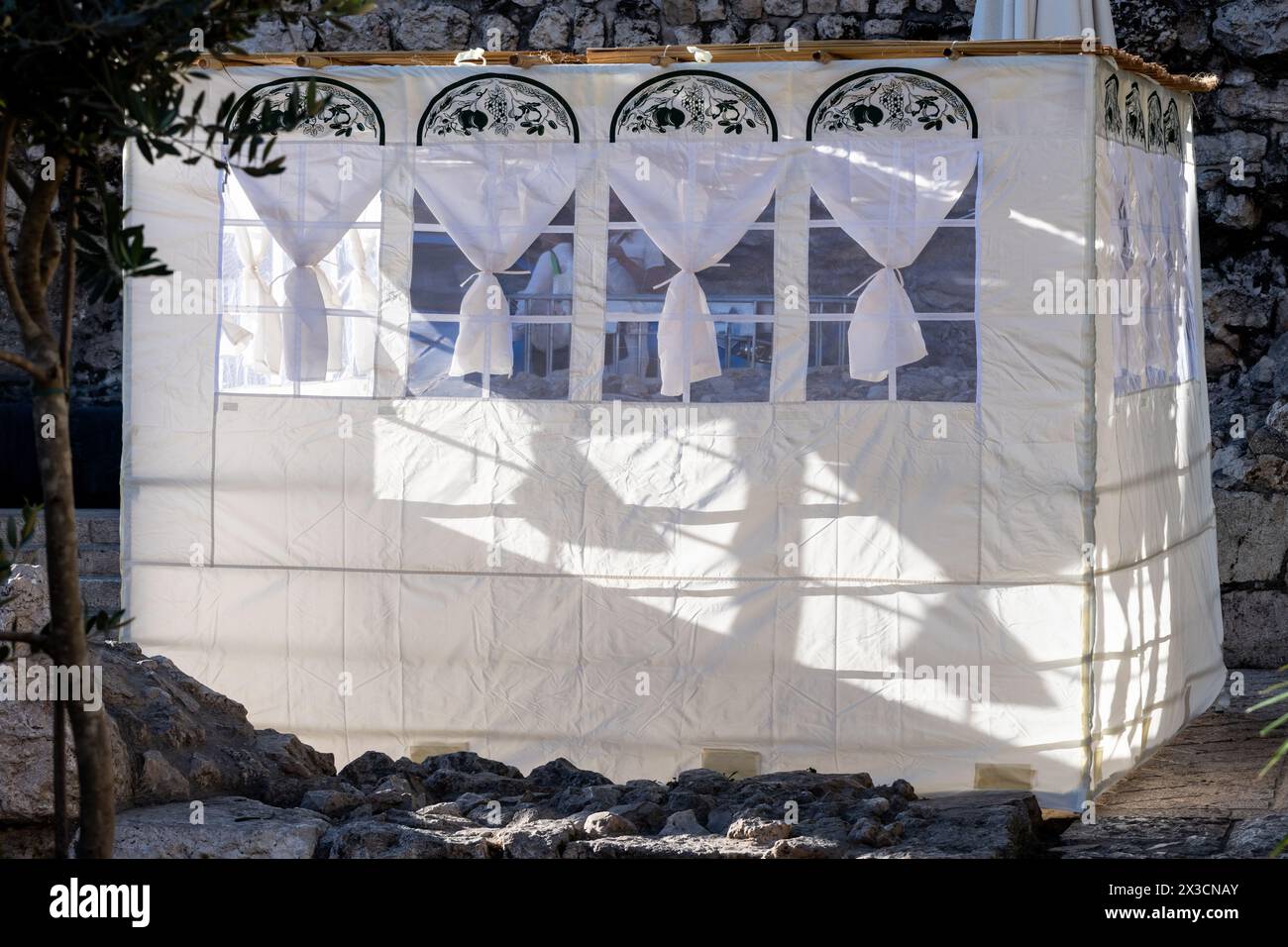 Eine Straßenszene in Jerusalem während des Sukkot, in der temporäre, Holz- oder Stoffstrukturen als Teil der rituellen Einhaltung des Wochenzeitraums errichtet werden Stockfoto