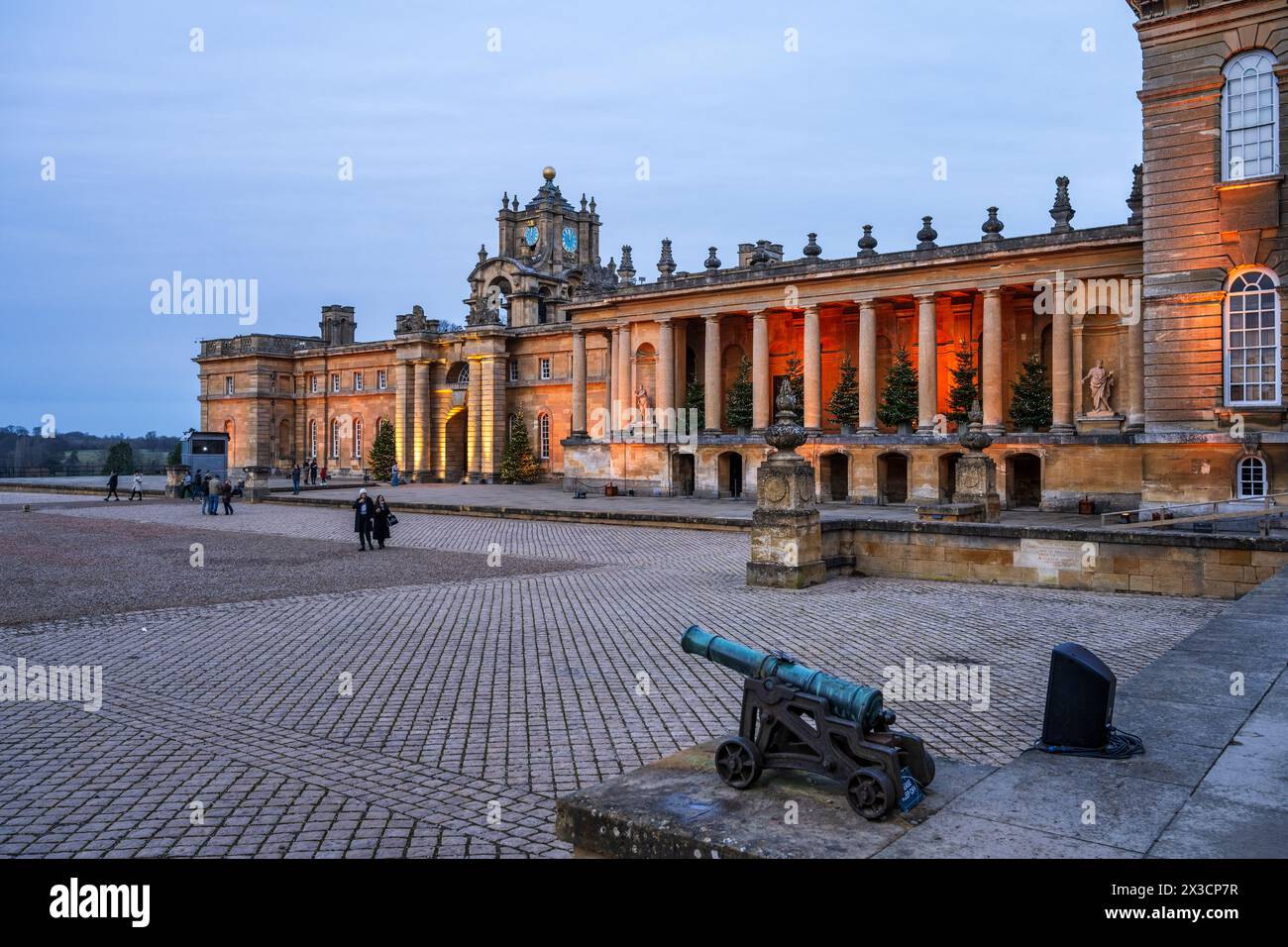 Blick auf den Uhrenturm und den Bogengang, der vom Great Court zum East Courtyard führt - Weihnachten im Blenheim Palace in Woodstock, Oxfordshire, England, Großbritannien Stockfoto