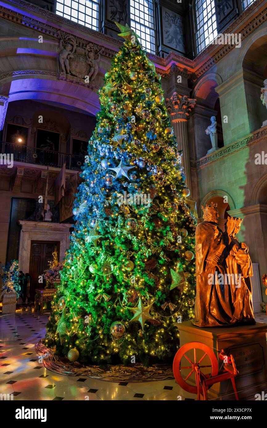 Weihnachtsbaum in der Großen Halle, der Beginn von „The Story of Dornröschen im Palast“ im Blenheim Palace in Woodstock, Oxfordshire, England, Großbritannien Stockfoto