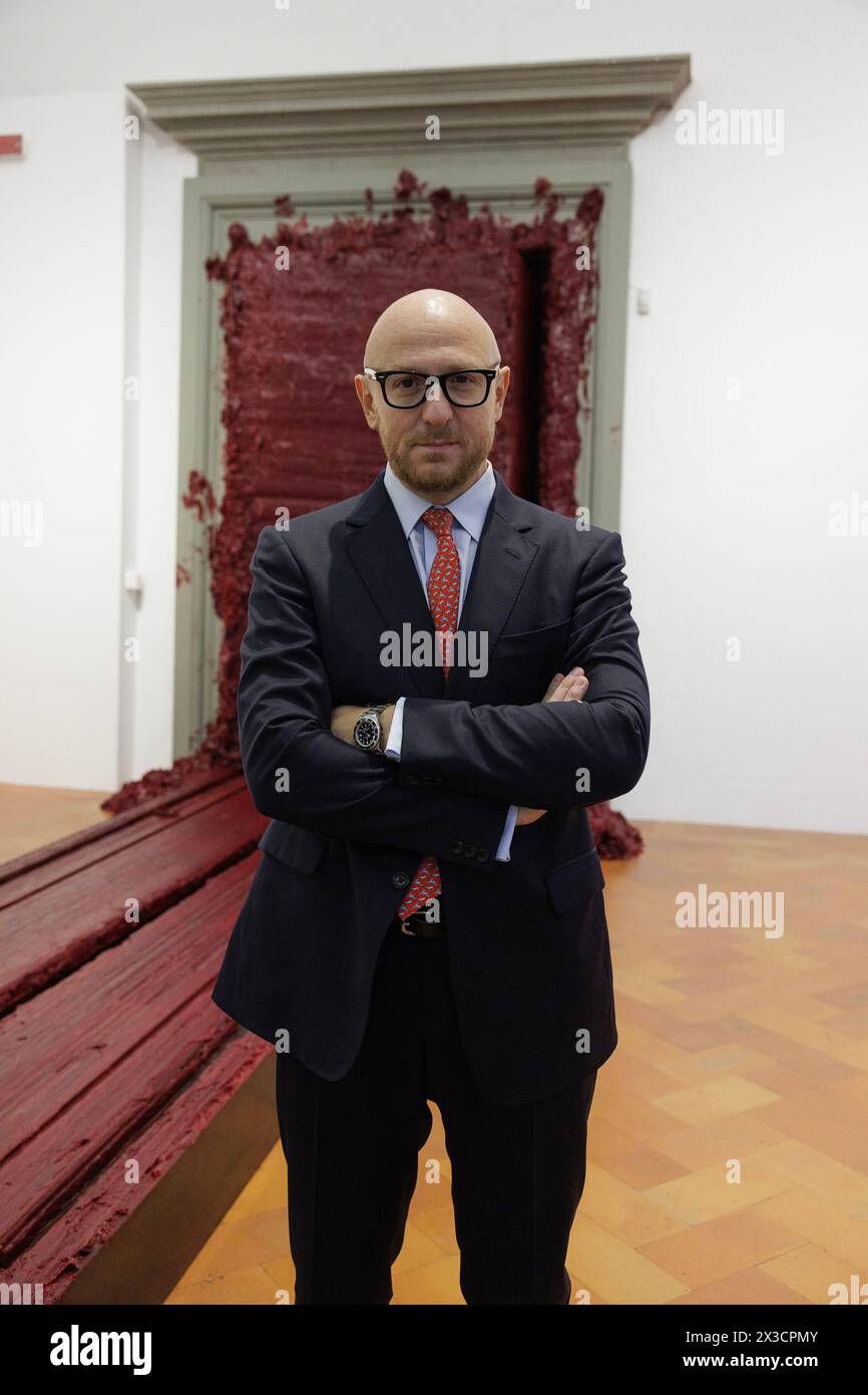 Der Generaldirektor der Stiftung Palazzo Strozzi, Arturo Galansino, ist Kurator der Ausstellung „Anish Kapoor – Untrue Unreal“ im Palazzo Strozzi in Florenz. Galansino ist auch ein bekannter italienischer Kunsthistoriker und Kunstkritiker. Im Hintergrund die monumentale Installation von Kapoor „Svayambhu“ (2007 - Wachs, Ölfarbe). ©Isabella de Maddalena/opale.Photo Stockfoto