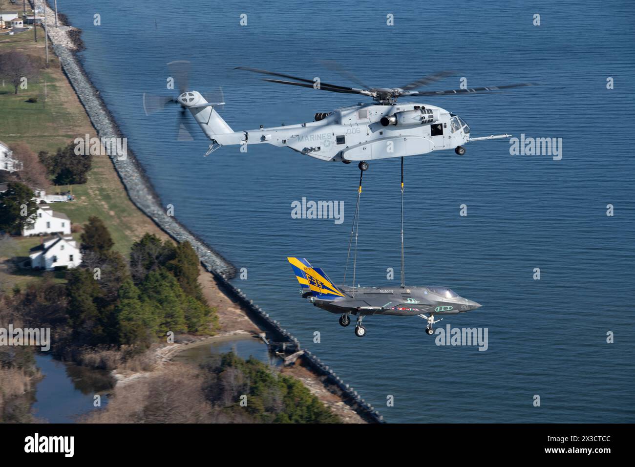 Die Teams des NAS Patuxent River, Maryland, arbeiten zusammen, um einen Lastaufzug für nicht fliegende Flugzeuge CF-1, das erste F-35C-Modell, mit einem CH durchzuführen Stockfoto