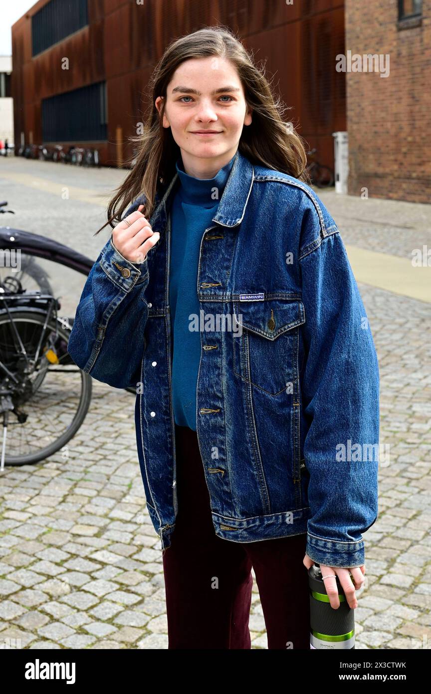 Emilie Neumeister beim Fototermin am Set des ARD-Krimis Tatort: Schwesternliebe im Dresdner Kraftwerk Mitte. Dresden, 25.04.2024 *** Emilie Neumeister beim Fotoshooting am Set des ARD-Kriminalthrillers Tatort Schwesternliebe im Dresdens Kraftwerk Mitte Dresden, 25 04 2024 Foto:XM.xWehnertx/xFuturexImagex tatort dresden 4427 Stockfoto