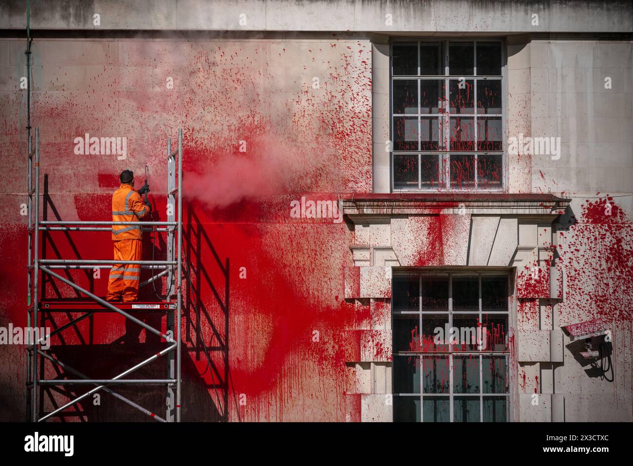 London, Großbritannien. April 2024. Reinigung der roten Farbe auf dem Hauptquartier des Verteidigungsministeriums. Die Gruppen Youth Demand und Palestine Action führten die Aktion am Mittwoch, den 10. April, gemeinsam durch und forderten, dass sich sowohl die Konservativen als auch die Labour-Parteien verpflichten, ein Waffenembargo gegen Israel zu verhängen. Guy Corbishley/Alamy Live News Stockfoto