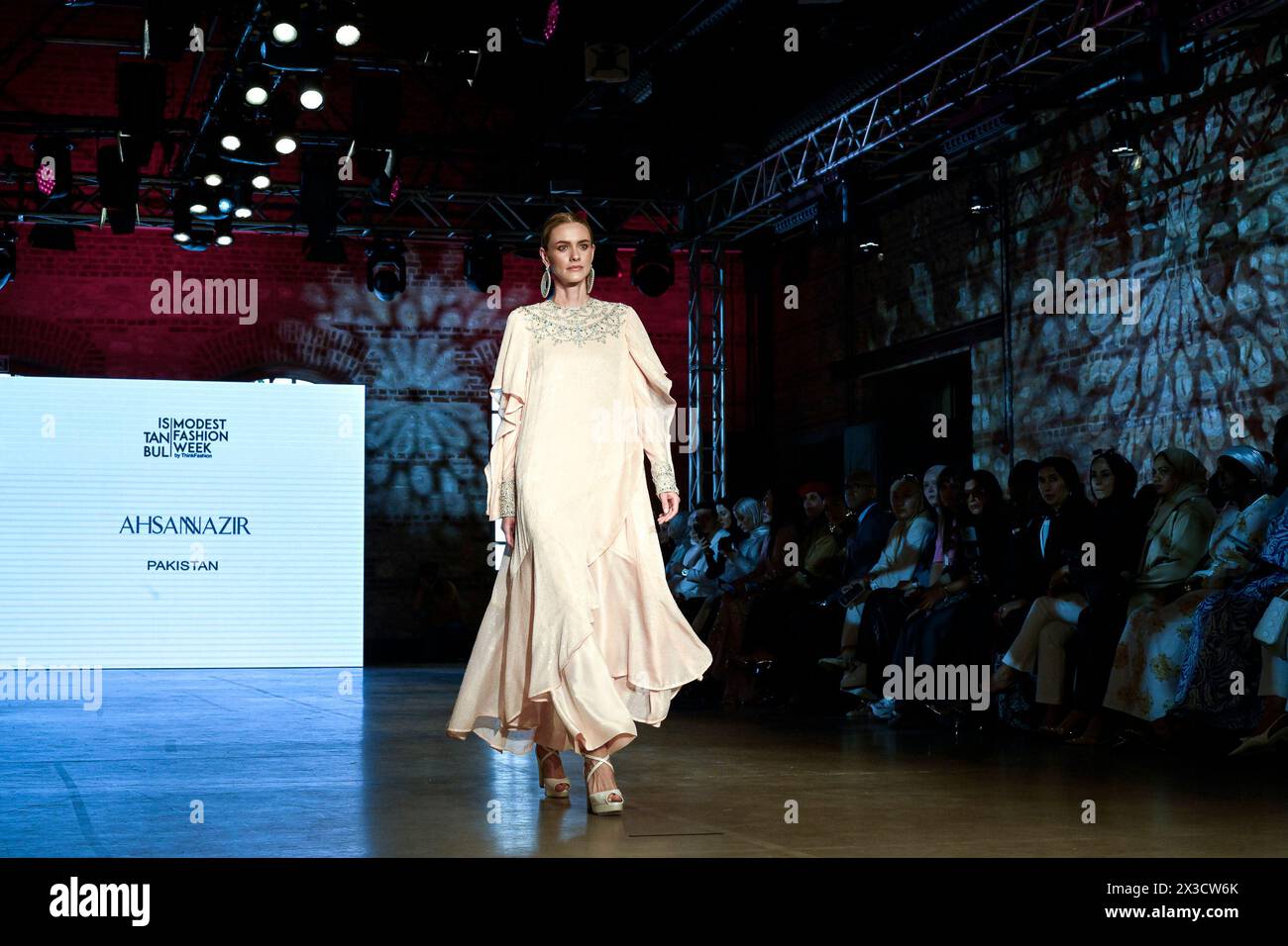 Istanbul, Istanbul, Türkei. April 2024. Ein Modus, der die pakistanische Marke Ahsannazir trägt. Die Istanbul Modest Fashion Week 2024 startete am 25. April 2024 in der Fisekhane Gallery. Organisiert von Think Fashion, waren am ersten Tag 12 türkische und internationale Marken auf den Laufstegen zu sehen. (Kreditbild: © Valeria Ferraro/ZUMA Press Wire) NUR REDAKTIONELLE VERWENDUNG! Nicht für kommerzielle ZWECKE! Stockfoto