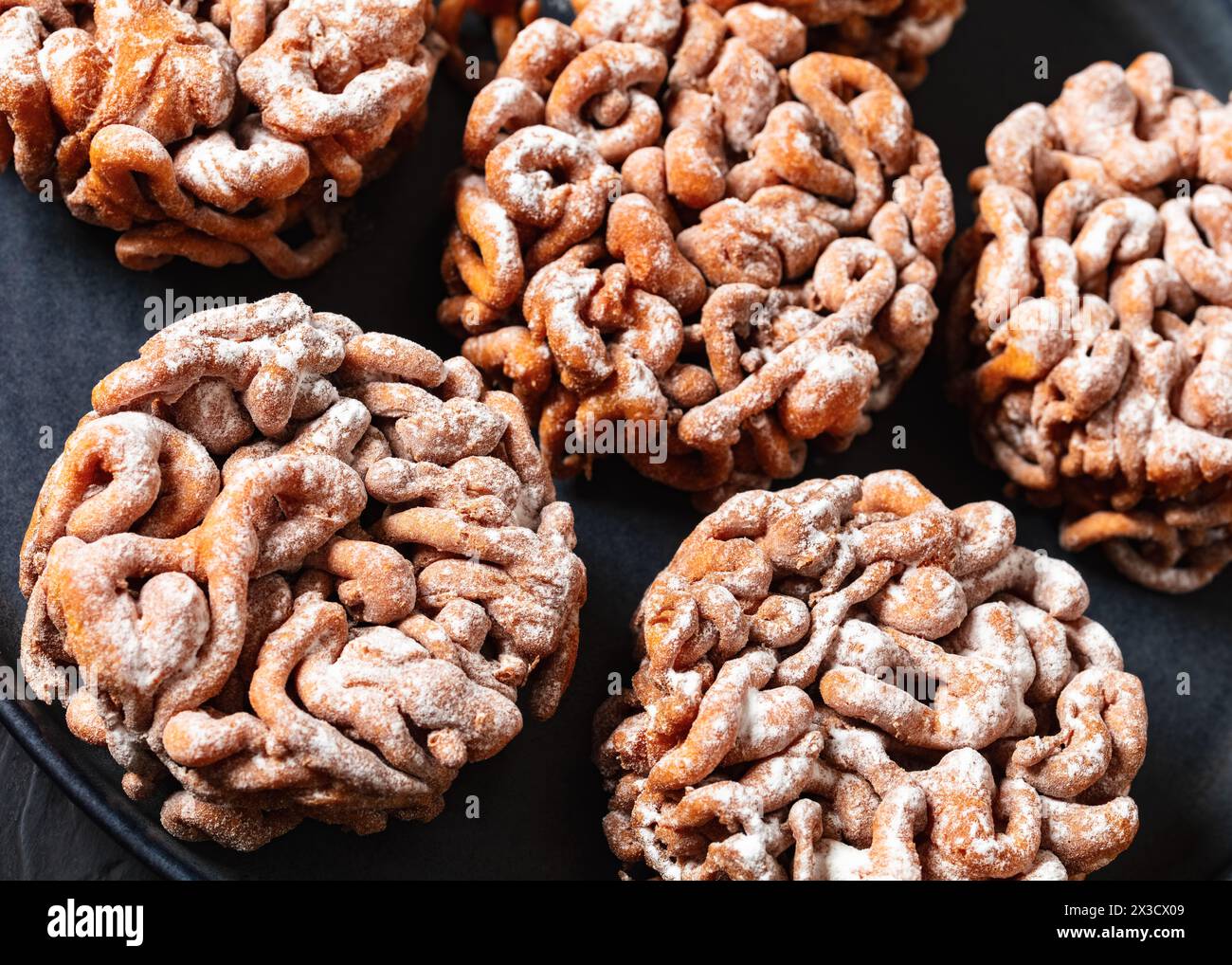 Tippaleipa, traditioneller finnischer Mai Tag Trichterkuchen, frittiert und mit Puderzucker bestäubt für einen süßen Teller, Nahaufnahme, niederländische Blickwinkel Stockfoto