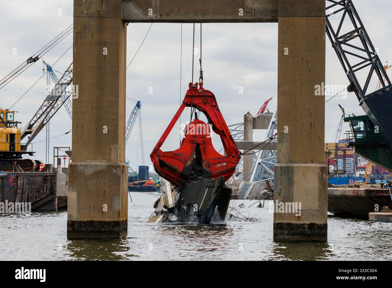 Balitmore, Vereinigte Staaten. April 2024. Bergungsmannschaften arbeiten am Wrack der Francis Scott Key Bridge in Baltimore am Donnerstag, den 25. April 2024, fast einen Monat nachdem das Dali-Containerschiff mit der Brücke kollidierte. Quelle: Aaron Schwartz/CNP/dpa/Alamy Live News Stockfoto