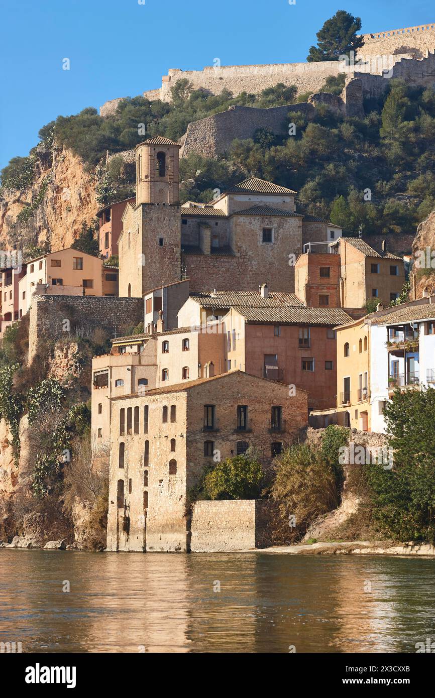 Malerisches Dorf mit mittelalterlicher Burg. Miravet, Tarragona. Katalonien, Spanien Stockfoto