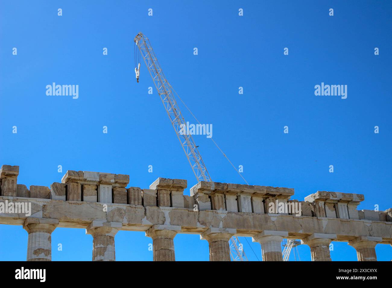 Erleben Sie die Transformation des Parthenon inmitten der Renovierung, die das empfindliche Gleichgewicht zwischen vereitelten touristischen Erwartungen und akribischer Re symbolisiert Stockfoto