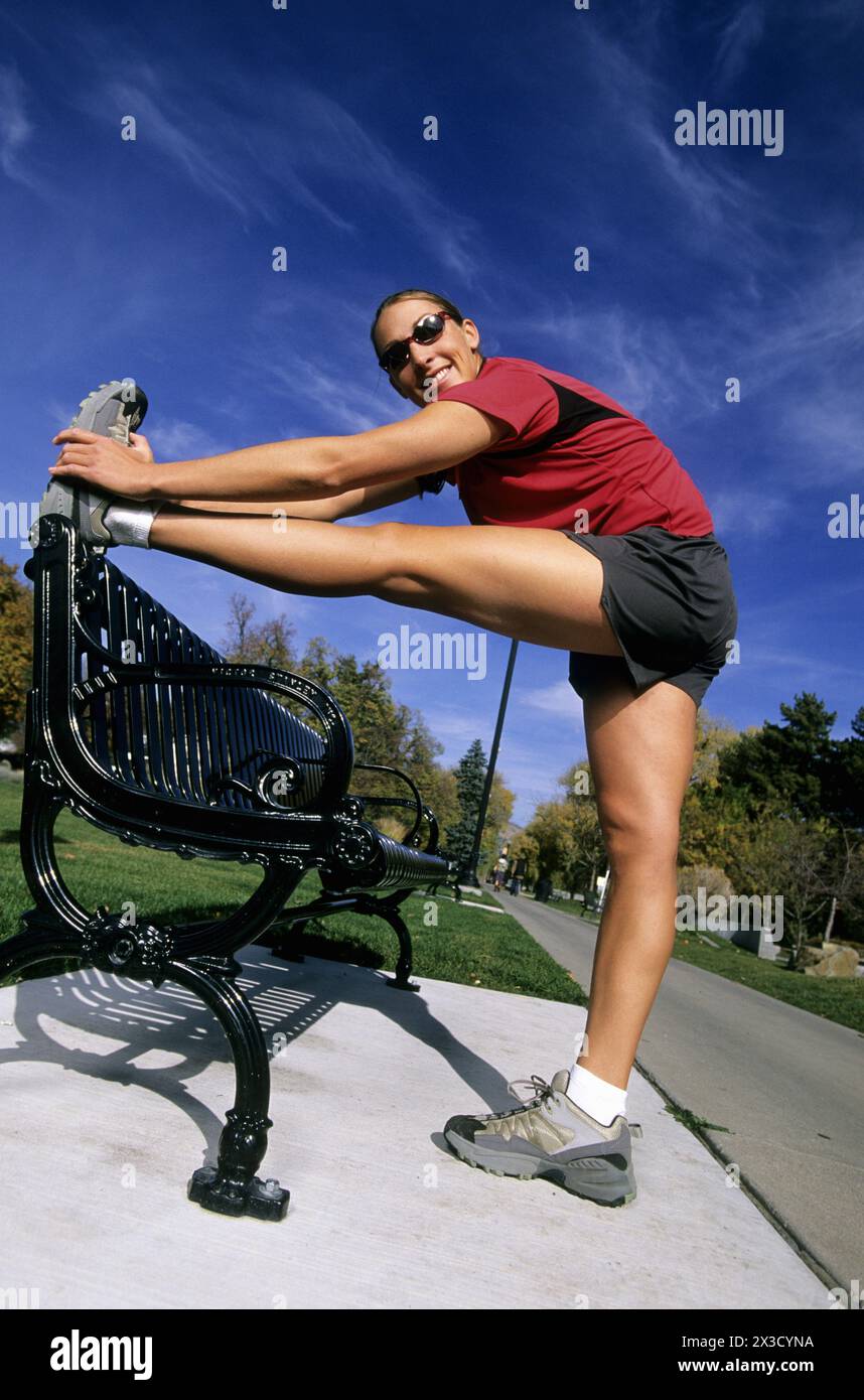 Läufer dehnen sich und machen sich bereit für das Laufen im Park in Utah. Stockfoto