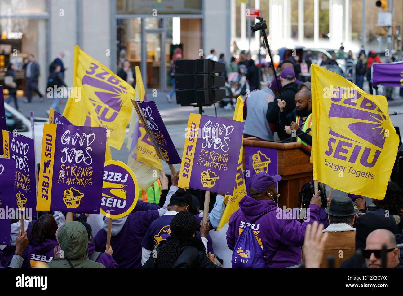 Bryant Park, New York, USA, 19. April 2024 – Tausende von 32BJ SEIU-Sicherheitsbeamten und gewählte Beamte kommen heute im Bryant Park zusammen und fordern einen besseren Vertrag und bessere Zahlungen in New York City. Foto: Luiz Rampelotto/EuropaNewswire nur redaktionelle Verwendung. Nicht für kommerzielle ZWECKE! Stockfoto