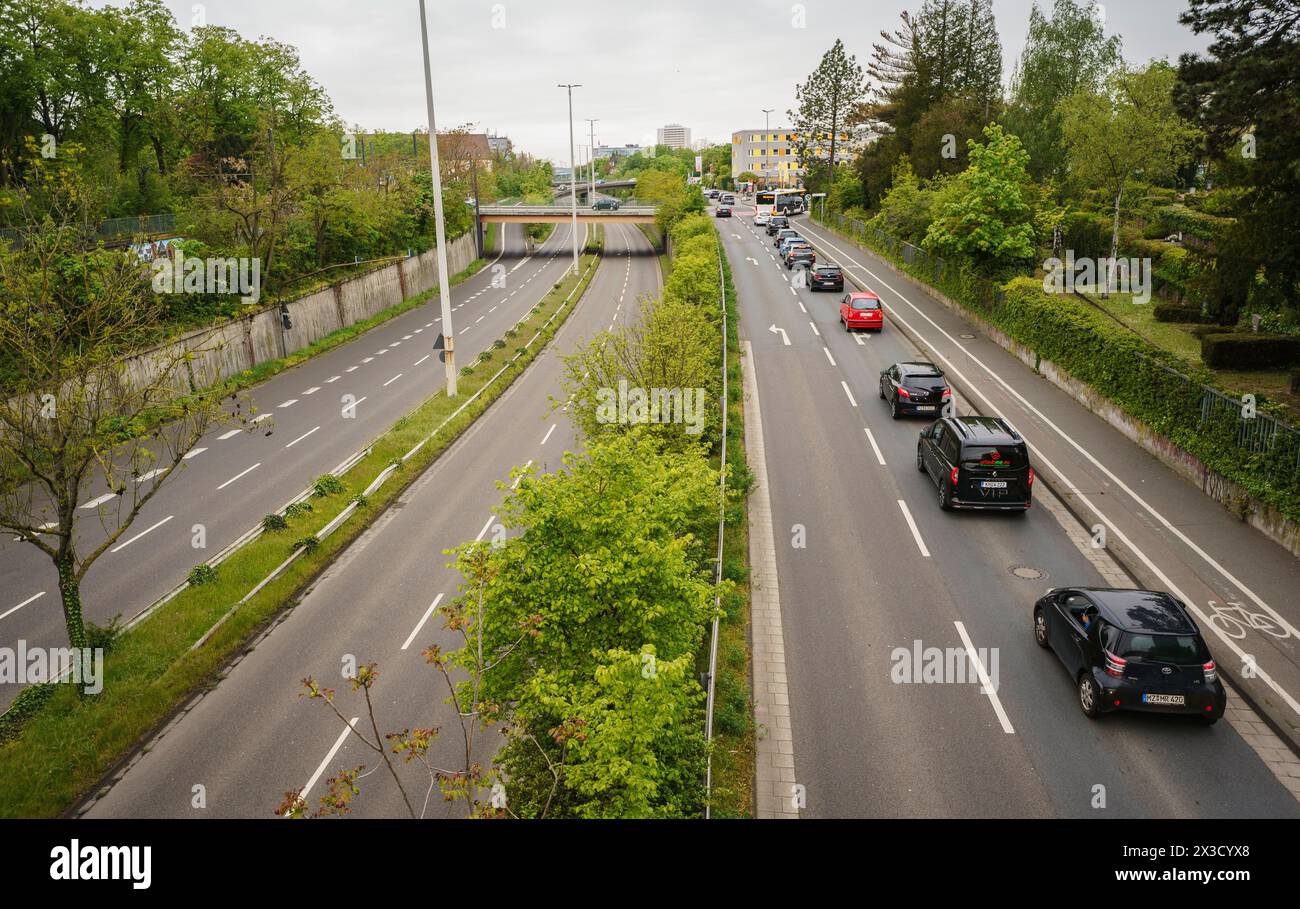 Mainz, Deutschland. April 2024. Die Saarstraße (l) ist verkehrsfrei, die auf der Ebene der Johannes Gutenberg-Universität umgeleitet wird. Eine etwa 80 Jahre alte und immer noch gefährliche 500 Kilo schwere US-Bombe aus dem Zweiten Weltkrieg muss entschärft werden. Rund 3.500 Menschen müssen ihre Wohnung und ihren Arbeitsplatz verlassen. Der Evakuierungsradius umfasst Teile des Universitätscampus, der Fachhochschule, eines Studentenwohnheims, Gewerbegrundstücke und den Stadtteil Münchfeld. Darlegung: Andreas Arnold/dpa/Alamy Live News Stockfoto