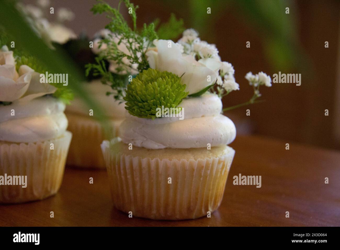 Cupcake dekoriert mit frischen Blumen Stockfoto