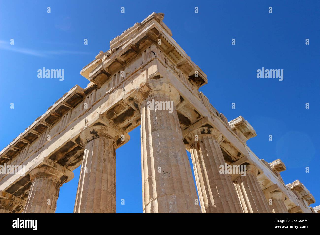 Tauchen Sie ein in den Reiz des antiken Griechenlands durch die Marmor-Eleganz des Parthenon, ein Leuchtturm für den Tourismus inmitten von historischer Pracht und kulturellem Reichtum Stockfoto