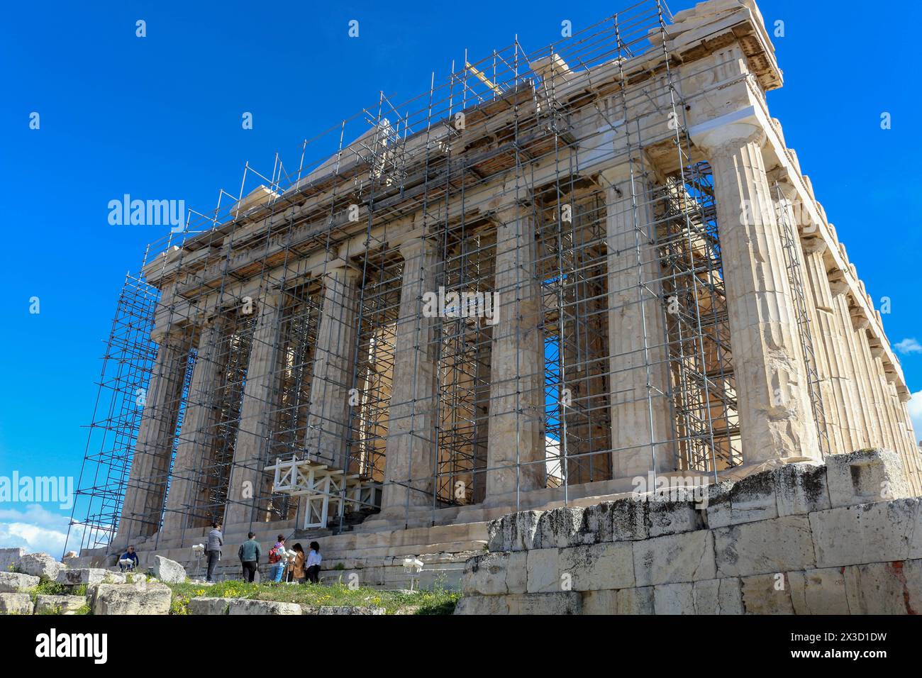 Erleben Sie die Transformation des Parthenon inmitten der Renovierung, die das empfindliche Gleichgewicht zwischen vereitelten touristischen Erwartungen und akribischer Re symbolisiert Stockfoto