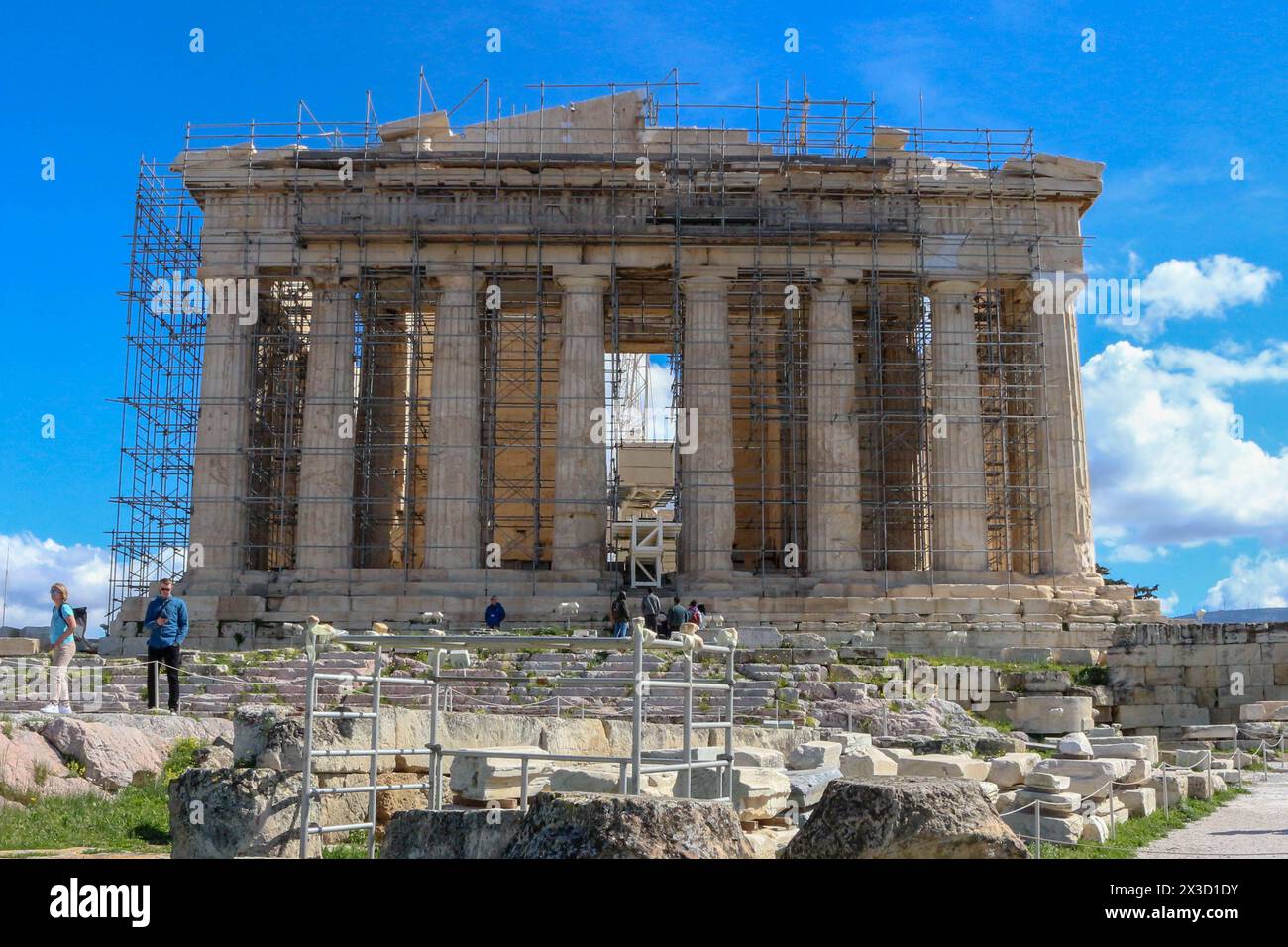 Erleben Sie die Transformation des Parthenon inmitten der Renovierung, die das empfindliche Gleichgewicht zwischen vereitelten touristischen Erwartungen und akribischer Re symbolisiert Stockfoto
