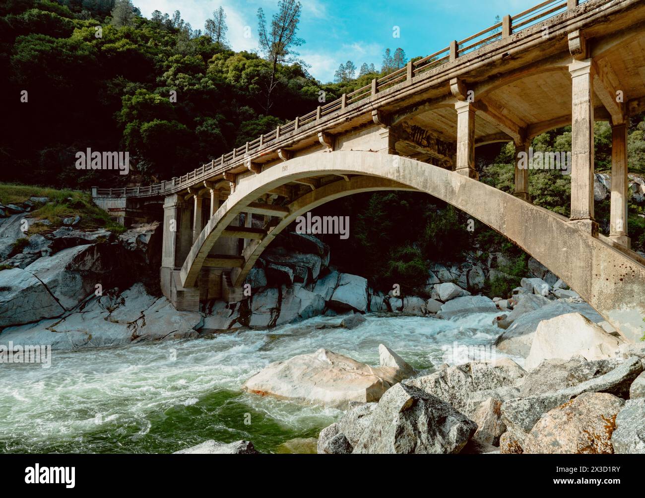 Yuba River im Frühling unter der Brücke Stockfoto