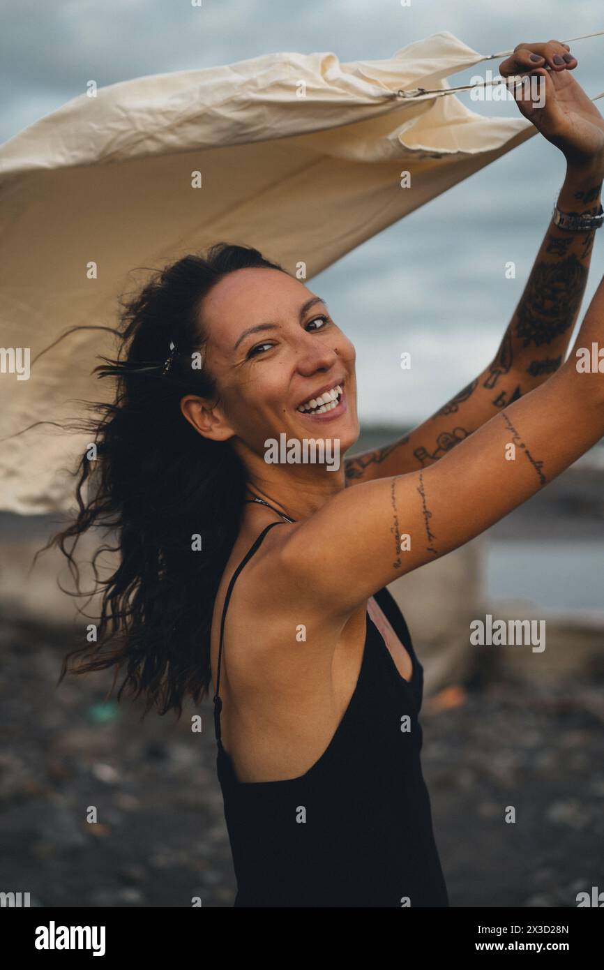 Junge glückliche Frau mit fliegenden Haaren Stockfoto