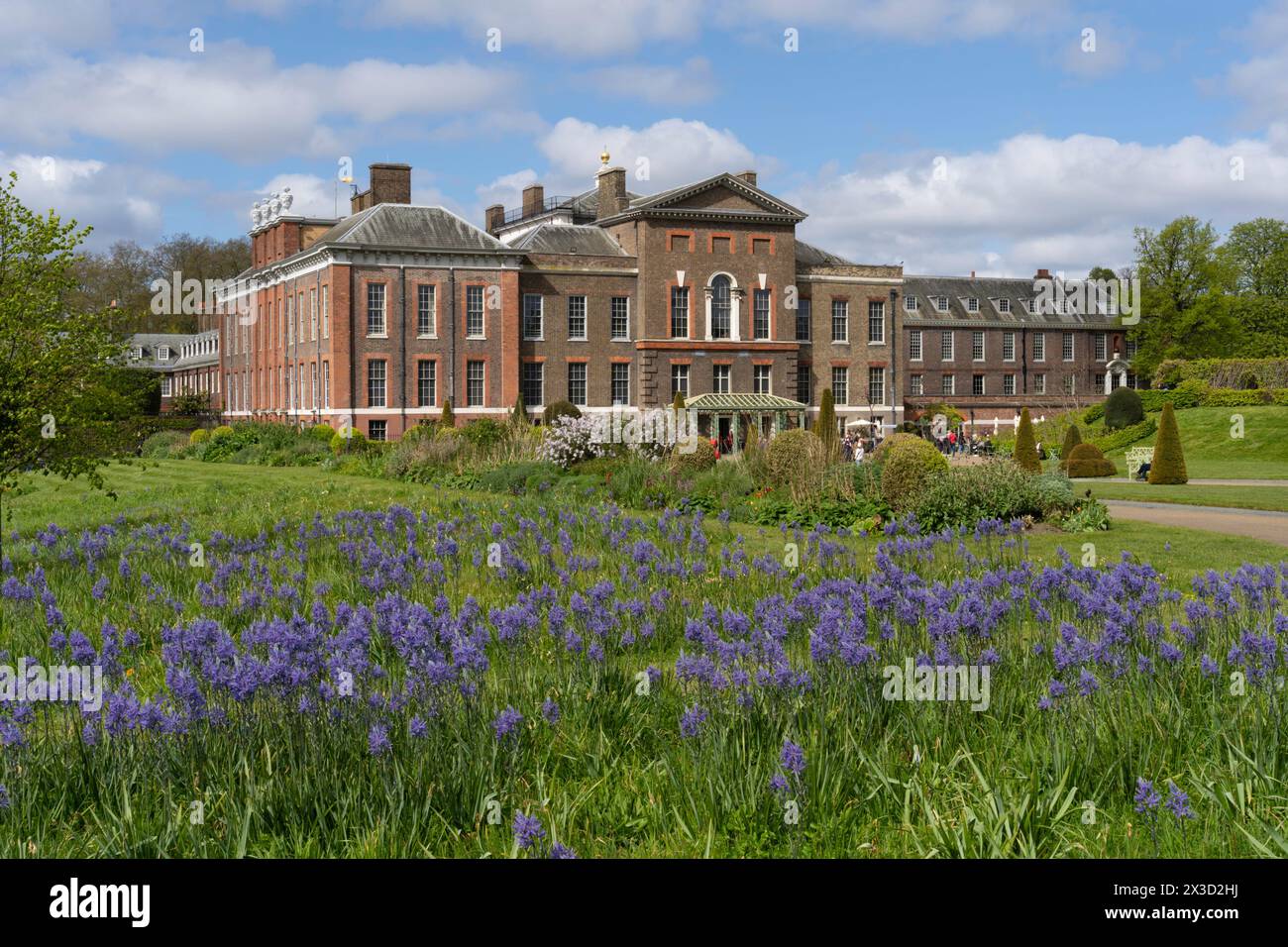 Kensington Palace vom Hyde Park in London aus gesehen. Stockfoto