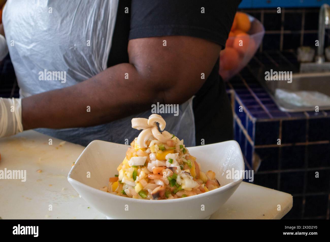 Kunstvoll gefertigter Conch-Salat - Karibik-Genuss Stockfoto