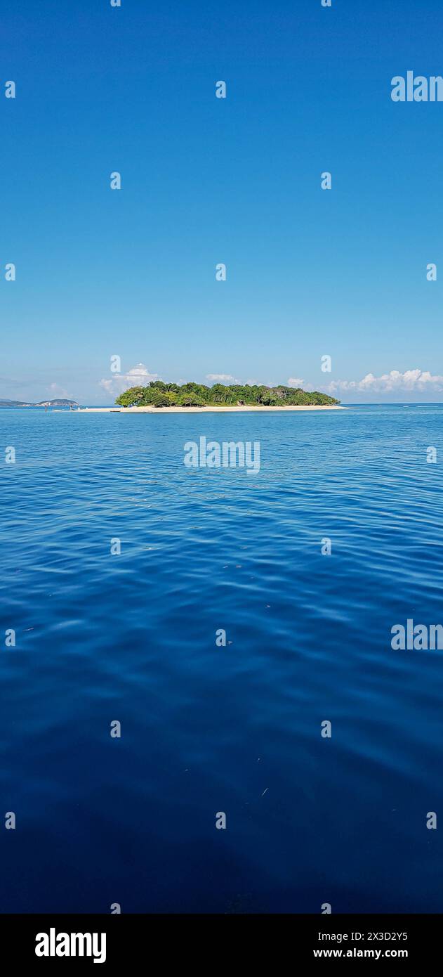 Blick auf die Insel Amiga von einem Boot aus Stockfoto