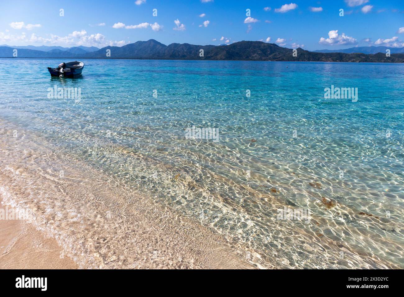 Idyllischer privater Inselstrand mit kristallklarem Wasser Stockfoto