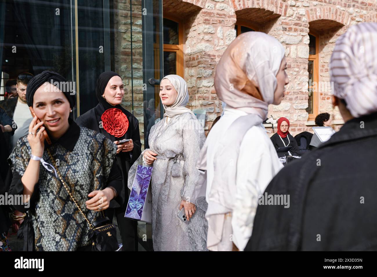 Istanbul, Türkei. April 2024. Damen, die vor der Fisekhane Gallery gesehen wurden. Die Istanbul Modest Fashion Week, organisiert von Think Fashion, begann mit 12 Marken aus der Türkei, Indonesien, dem Iran, Kanada und den Vereinigten Arabischen Emiraten, Pakistan, Südafrika und Indien, die ihre Kollektion auf den Laufstegen in der Fisekhane Gallery in Istanbul zeigten. Quelle: SOPA Images Limited/Alamy Live News Stockfoto