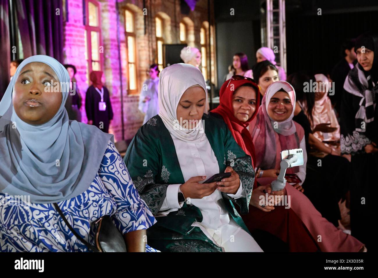 Istanbul, Türkei. April 2024. Frauen, die auf die Show warteten. Die Istanbul Modest Fashion Week, organisiert von Think Fashion, begann mit 12 Marken aus der Türkei, Indonesien, dem Iran, Kanada und den Vereinigten Arabischen Emiraten, Pakistan, Südafrika und Indien, die ihre Kollektion auf den Laufstegen in der Fisekhane Gallery in Istanbul zeigten. Quelle: SOPA Images Limited/Alamy Live News Stockfoto