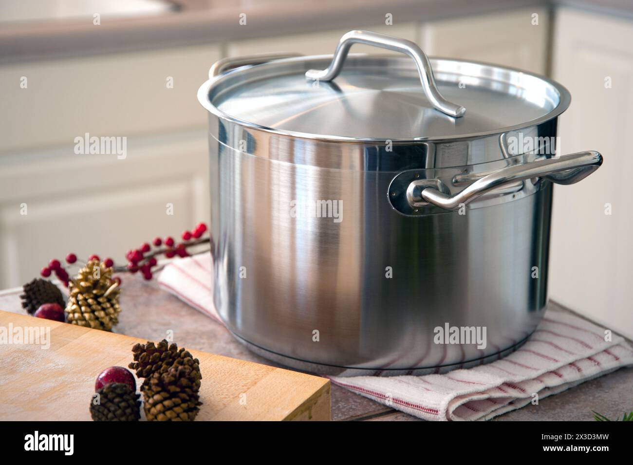 Edelstahl-Topf auf der Küchenzeile mit festlicher Einrichtung Stockfoto