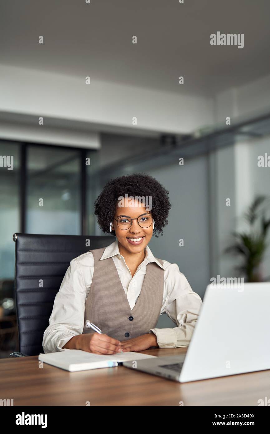 Lächelnde afrikanische Geschäftsfrau, die e-learning, Webinare, virtuelle Meetings anwirbt. Stockfoto