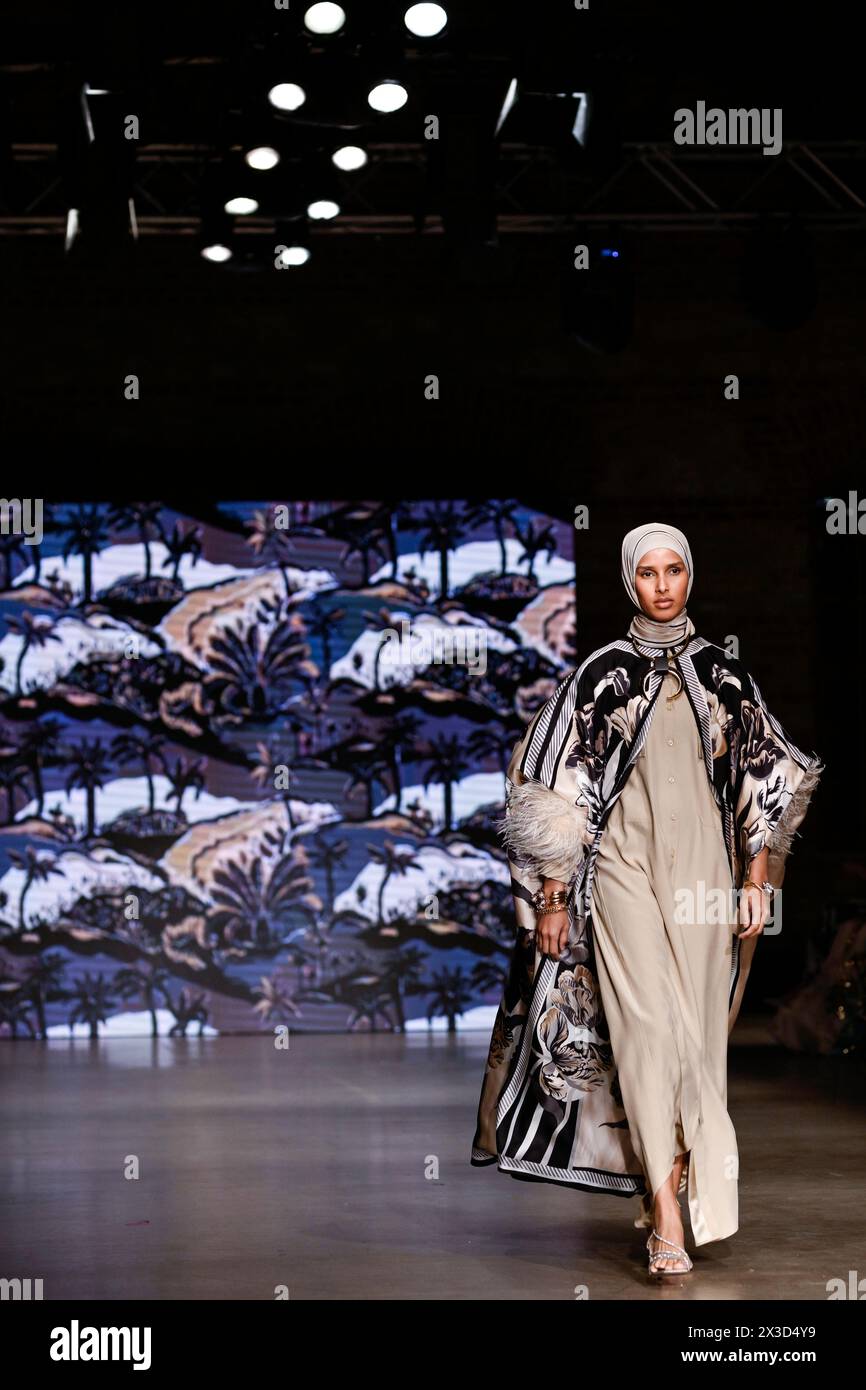 Istanbul, Türkei. April 2024. Modell Rawdah Mohamed auf dem Runaway für die türkische Marke Imannoor. Die Istanbul Modest Fashion Week, organisiert von Think Fashion, begann mit 12 Marken aus der Türkei, Indonesien, dem Iran, Kanada und den Vereinigten Arabischen Emiraten, Pakistan, Südafrika und Indien, die ihre Kollektion auf den Laufstegen in der Fisekhane Gallery in Istanbul zeigten. (Foto: Valeria Ferraro/SOPA Images/SIPA USA) Credit: SIPA USA/Alamy Live News Stockfoto