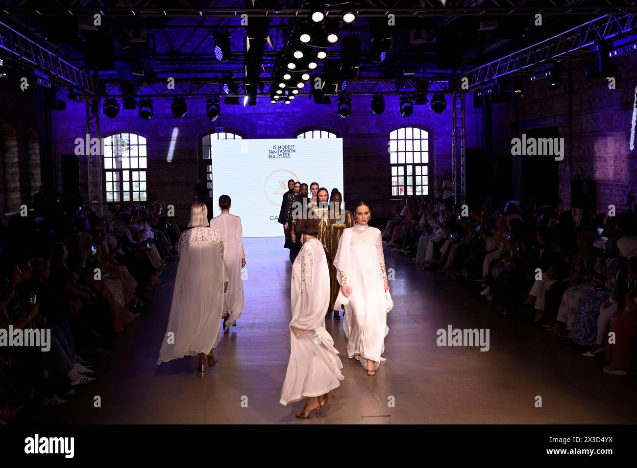 Istanbul, Türkei. April 2024. Models, die für die Marke Fashion for Shehna in den Vereinigten Arabischen Emiraten unterwegs waren. Die Istanbul Modest Fashion Week, organisiert von Think Fashion, begann mit 12 Marken aus der Türkei, Indonesien, dem Iran, Kanada und den Vereinigten Arabischen Emiraten, Pakistan, Südafrika und Indien, die ihre Kollektion auf den Laufstegen in der Fisekhane Gallery in Istanbul zeigten. (Foto: Valeria Ferraro/SOPA Images/SIPA USA) Credit: SIPA USA/Alamy Live News Stockfoto