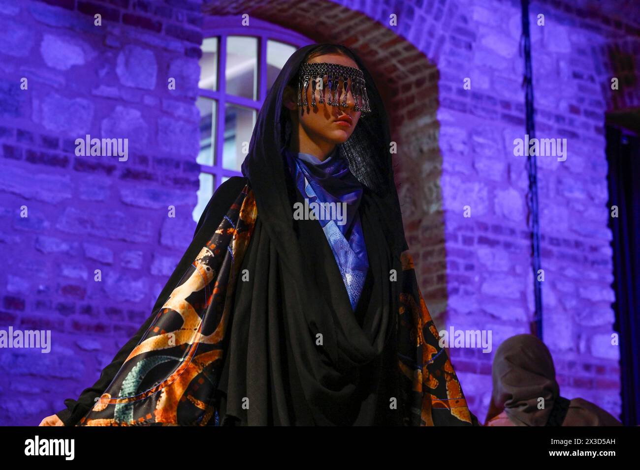 Istanbul, Türkei. April 2024. Ein Modell für die Marke Fashion for Shehna in den Vereinigten Arabischen Emiraten. Die Istanbul Modest Fashion Week, organisiert von Think Fashion, begann mit 12 Marken aus der Türkei, Indonesien, dem Iran, Kanada und den Vereinigten Arabischen Emiraten, Pakistan, Südafrika und Indien, die ihre Kollektion auf den Laufstegen in der Fisekhane Gallery in Istanbul zeigten. (Foto: Valeria Ferraro/SOPA Images/SIPA USA) Credit: SIPA USA/Alamy Live News Stockfoto