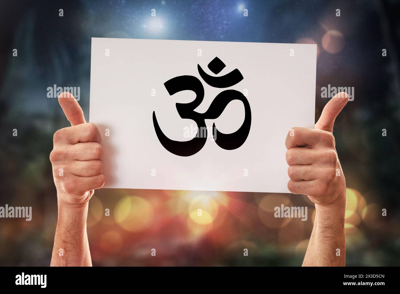 Hände eines religiösen Mannes mit einem OK-Schild, das ein weißes Poster mit gezeichnetem hindu-Symbol mit Naturhintergrund hält Stockfoto