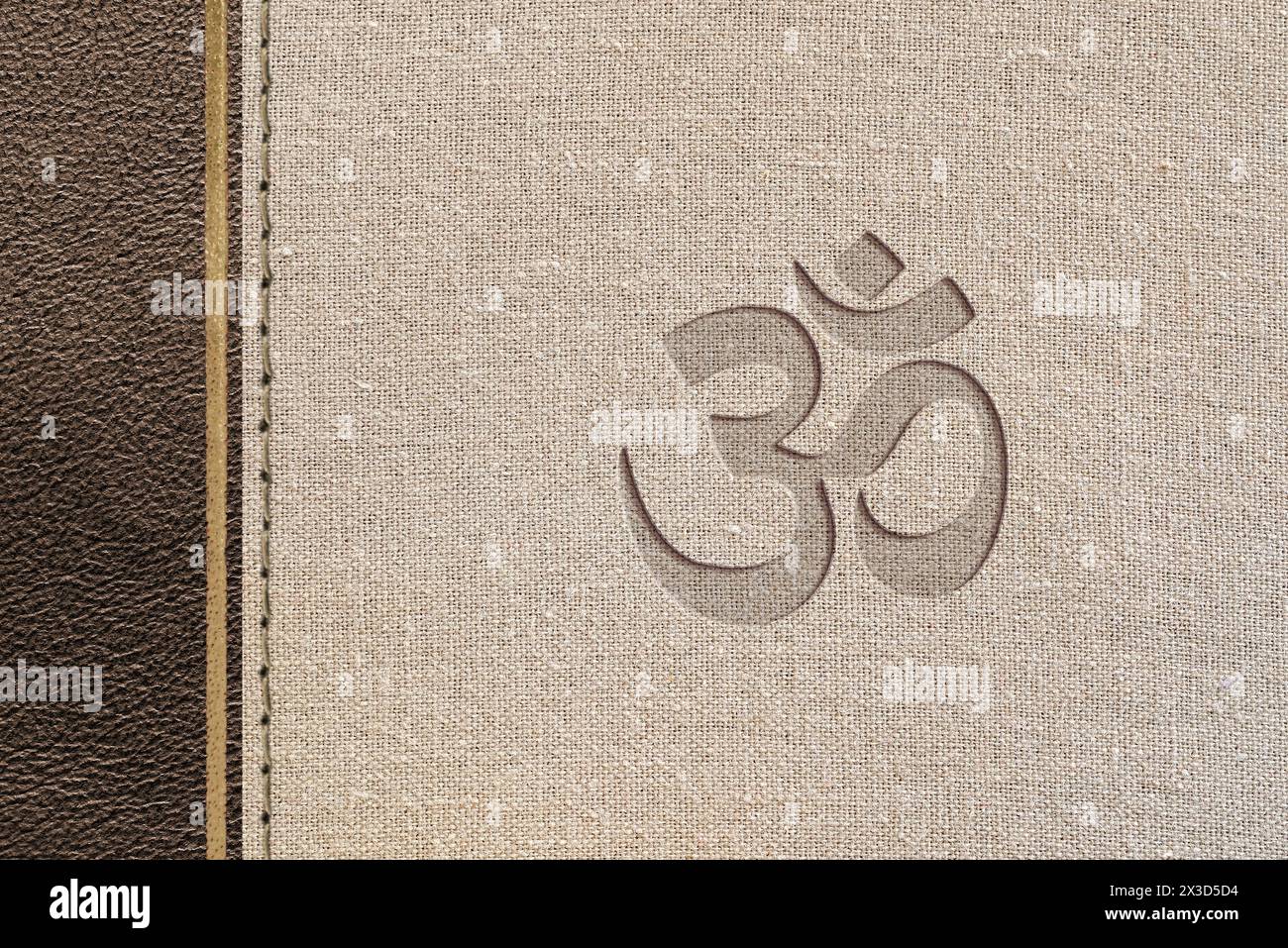 Braunes religiöses hinduistisches Design mit Leder- und Stoffstruktur mit Gravur des hindu-Symbols. Draufsicht. Stockfoto