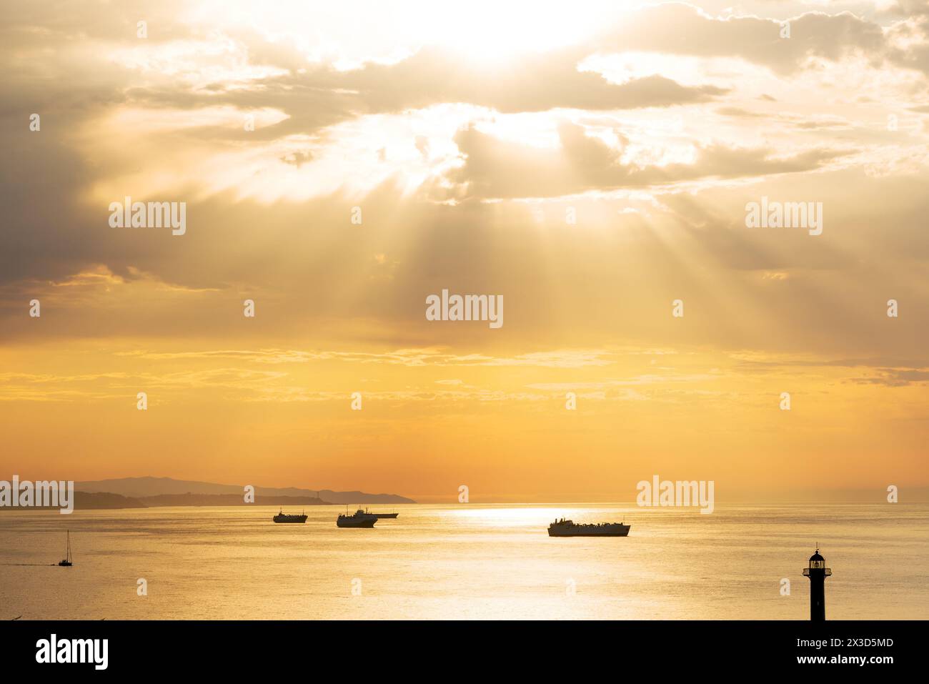 Schiffe auf der Straße gegen Sonnenstrahlen aus den Wolken Stockfoto