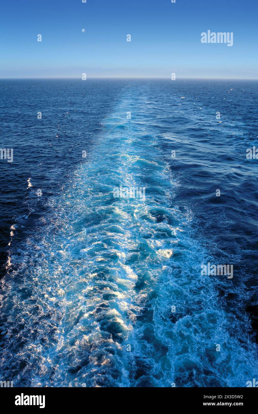 Wake eines Schiffes auf See Stockfoto