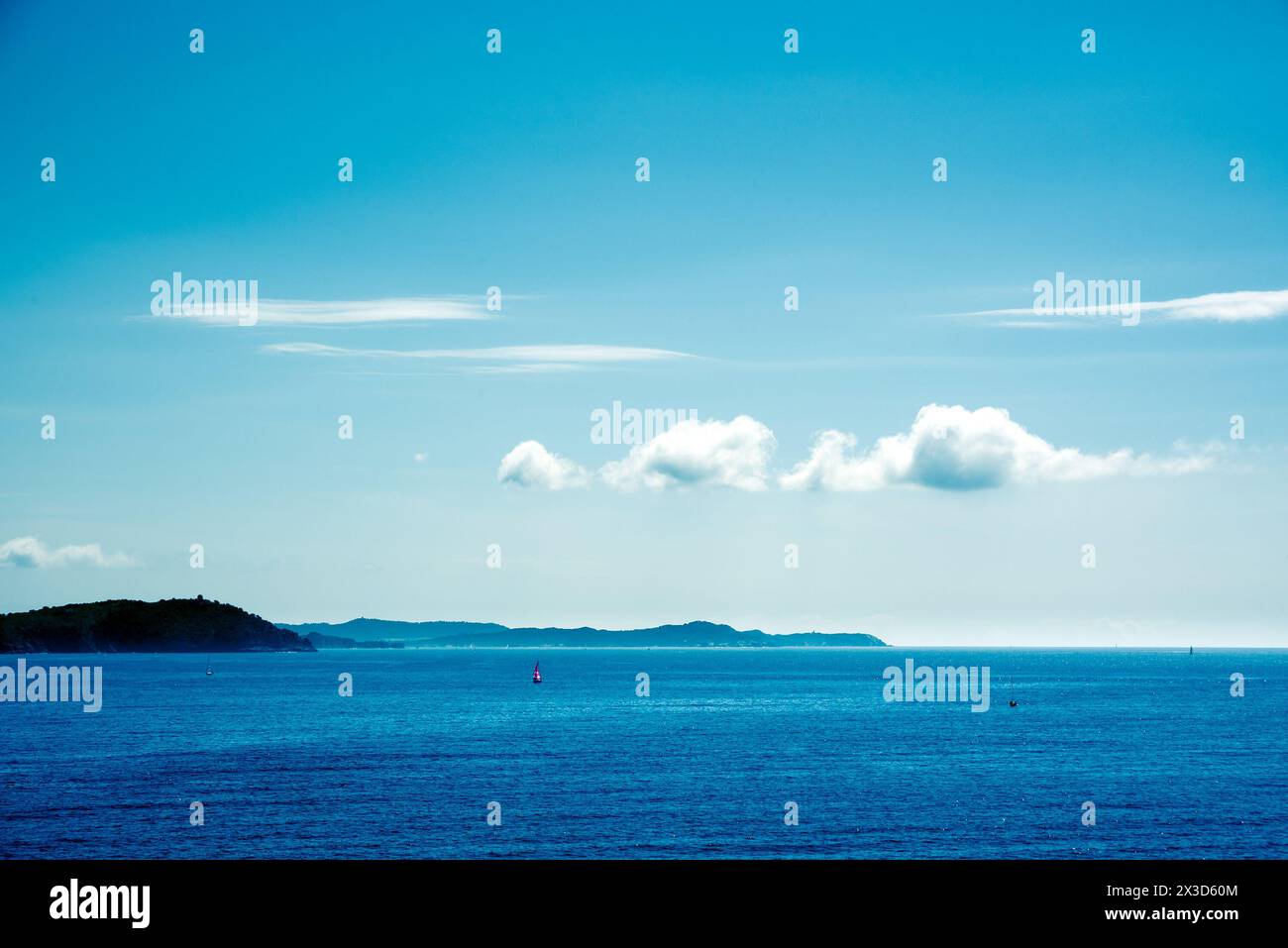 Meereslandschaft mit Himmel und ferne Küste Stockfoto