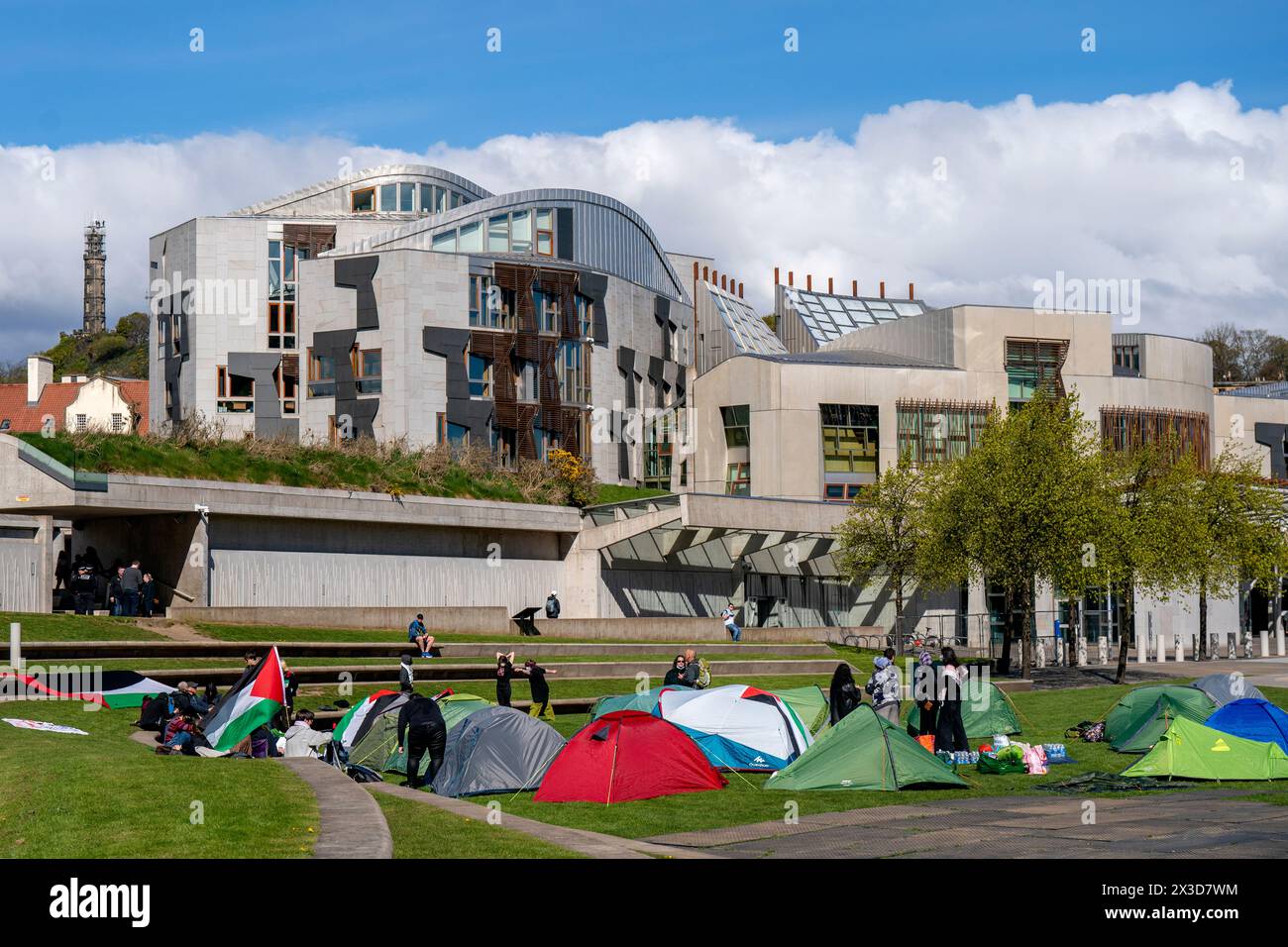 Eine Gruppe palästinensischer Aktivisten errichtete ein Lager auf dem Gelände des schottischen Parlaments in Edinburgh. Die Fraktion fordert sowohl die schottische als auch die britische Regierung auf, sich vom Waffenhandel zu trennen, und hat sich verpflichtet, zu bleiben, bis diese Forderungen erfüllt sind. Bilddatum: Freitag, 26. April 2024. Stockfoto